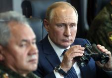 putin03 AP Sergei Savostyanov.jpg
