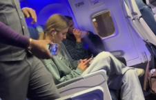 devojka vejpovala u avionu.jpg