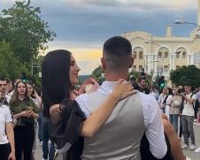 Maturant poneo drugaricu koja se saplela tokom mature