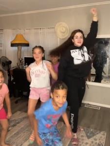 Ima 11 dece sa 8 muškaraca 3.png