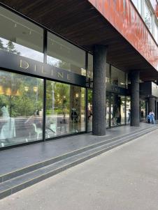 Ekipa Kurira ispred butika Dijane Diline
