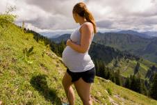 trudnica na planini shutterstock_1796659945.jpg