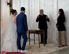 Mladoženja izgubio svest na sred venčanja.jpg