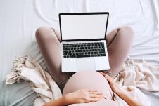 laptop trudna shutterstock_1867204867.jpg