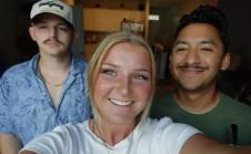 Meghan Majer sa sadašnjim i bivšim mužem u dnevnoj sobi