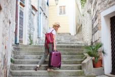 nosenje kofera shutterstock_1407934376.jpg