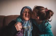 Starija žena Muslimanka sa unukom