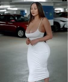 Luisa Kovanski u beloj haljini na parkingu