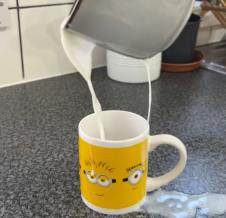 Trik kako da ne prospete mleko koje sipate