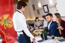 Crna Gora, konobar, gosti