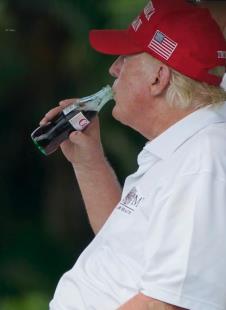Donald Tramp koka kola crveni kačket