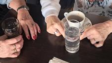 Kafa i sok na stolu u kafiću
