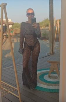 Nataša Bekvalac u tigrasto providnoj haljini za plažu