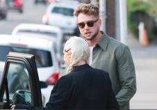 Sia i Hari Džouzi se drže za ruke.jpg