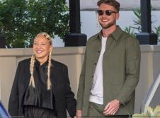 Sia i Hari Džouzi se drže za ruke.jpg