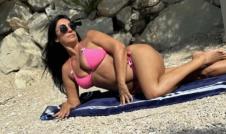 Nela Bijanić pozira na plaži