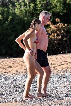 Fotografije Bastijana Švajnštajgera i Silve Kapitanove na plaži u Grčkoj