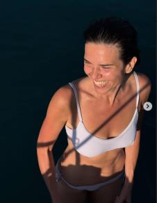 Anica Lazić u kupaćem 2.png