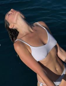 Anica Lazić u kupaćem 3.png