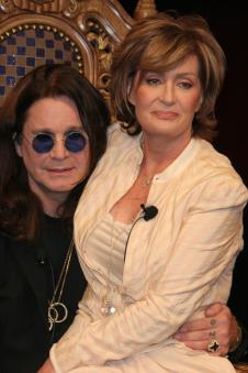 Šeron Ozborn sedi u krilu Oziju Ozbornu