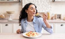 devojka jede pastu shutterstock_2493463947.jpg