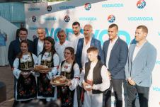 1. Grupna fotografija osnivača brenda VODAVODA sa selektorom Svetislavom Pešićem i košarkašima.jpg