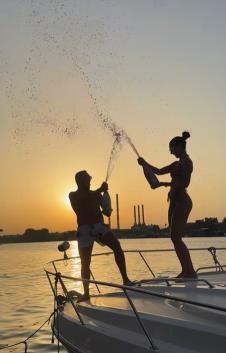 Anđela Đuričić i Nenad Marinković Gastoz na jahti prolivaju šampanjac