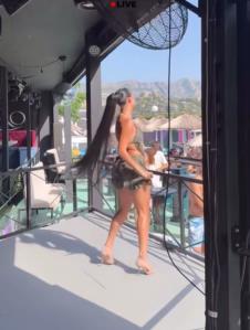 Mahrina peva u praznom klubu u Budvi