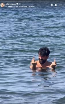 Ognjen Amidžić pokazuje srednji prst supruzi Mini iz vode na moru