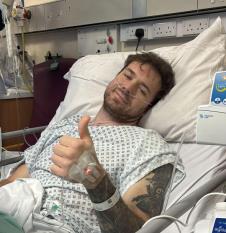 Kris Kirt tokom borbe sa rakom debelog creva