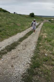 Veljko Ražnartović trči kroz selo