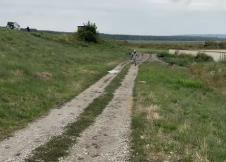 Veljko Ražnartović trči kroz selo