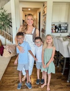 Kejti Pejdž sa usvojenom decom.jpg