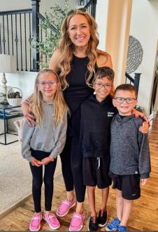 Kejti Pejdž sa usvojenom decom.jpg