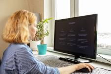 Devojka razgovara sa ChatGPT