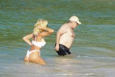 Milioner zaveo Plejboj zečicu koja je 2 glave viša od njega: Svi se pitaju šta traži sa njim, a onda saznaju da je i ona bogata