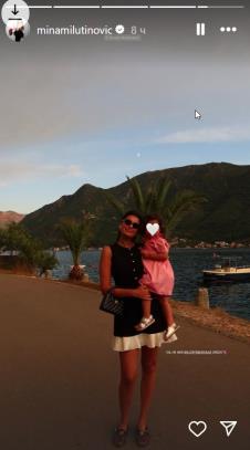 Mina Milutinović sa ćerkicom na letovanju
