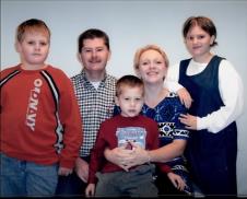 Erin Kafi sa svojom porodicom.jpg