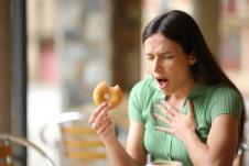 devojka se zagrcnula tokom jela shutterstock_2359706749.jpg