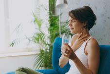 devojka se drži za grl, po izrazu lica vidi se da je boli grlo