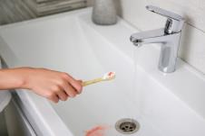 krvarenje desni shutterstock_2190831723.jpg