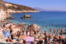 Ljudi na plaži u Grčkoj