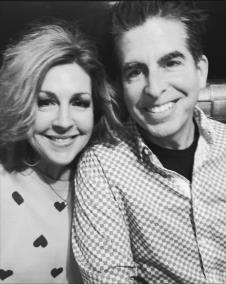 Džuli Nil nasmejana pozira sa suprugom.jpg