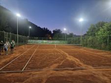 MALI ZVORNIK - Igra pod reflektorima.jpg