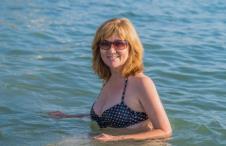 Žena na plaži kupa se