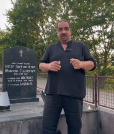 Zoran Matić pored spomenika Makreni Spasojević i njenom sinu Marinku