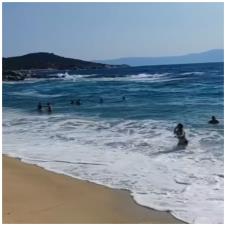 Turisti se kupaju na plaži u Sartiju uprkos talasima