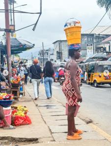 Afrička žena sa žutom kantom na glavi.jpg