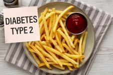 Pomfrit u tanjiru bež boje na prugastoj krpici sa dodatkom za kečap/Natpis DIJABETES TIPA 2