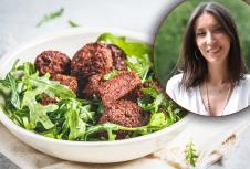 Tatjana Popović/falafel od cvekle sa rukolom u tanjiru